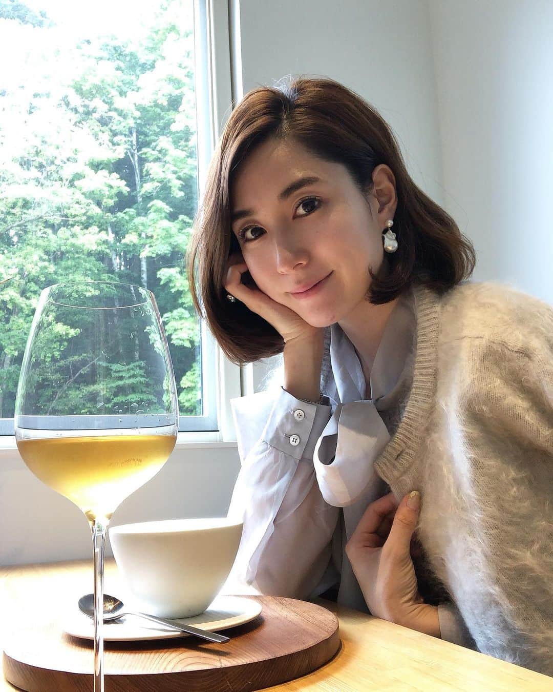 髙田麻紀子のインスタグラム：「❤︎ . 札幌郊外にある農園レストランへ🥰 . カーディガン&ブラウス#drawer ピアス#maayapearls  .」