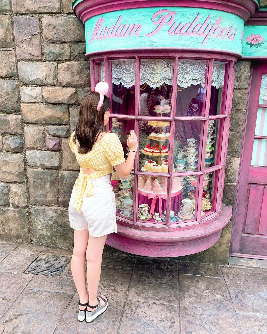 坂口莉果子さんのインスタグラム写真 - (坂口莉果子Instagram)「USJ🌎 ・ ・ ・ #japan #osaka #usj #universalstudiosjapan #universalstudios #jurassicpark #jaws #minions #elmo #harrypotter #2020 #ユニバ #ユニバコーデ #ユニバーサルスタジオジャパン #エルモ #ジュラシックパーク #大阪 #ハリーポッター #ミニオン #ジョーズ #アウトドア #夏 #秋 #写真の時だけマスク外しました #めっちゃ空いてた」9月27日 23時55分 - rikakosakaguchi