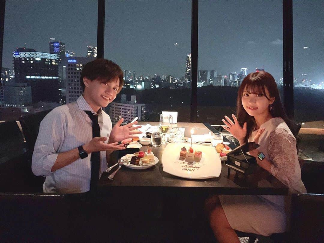 まういさんのインスタグラム写真 - (まういInstagram)「4年記念日！ 俺のメアドにはこの付き合った記念日が刻み込まれてるから、結婚してもこの日はやっぱり思い入れが強いな。 ニューオータニはいつもかりんちゃんのお誕生日に行ってるけど今年は新型コロナで行けなかったので4年記念日と合同でお祝い。大好きなものが詰まりすぎてるTHE SKYまた来年もいきます！ かりんちゃん、愛してるよ  #記念日ディナー #ホテルニューオータニ東京 #thesky #theskybar」9月27日 23時57分 - mauie_cayton