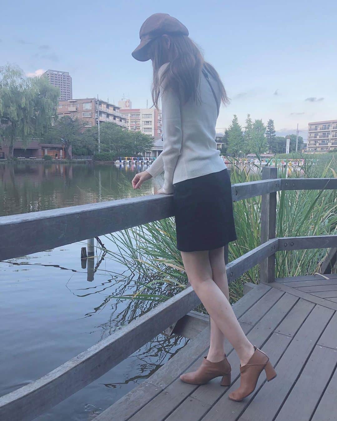 菊池かなこのインスタグラム：「. ちょっと寒かったのでニット🧶 初卸のヒールの形が個性的で可愛い @vivian_collection_official のブーティ👢 #スクエアトゥストレッチバブーシュ ショート丈でスカートにもパンツにも合わせやすい✨ 送料290円セールでした👏 . . ୨୧┈┈┈┈┈┈┈┈┈┈┈┈┈┈┈┈┈୨୧ #fashion#ファッション#code#今日のコーデ #viviancollection #vivian公式アンバサダー #vivianコーデ#2020aw#zozotown #ゾゾタウン #秋靴#秋コーデ#秋コーディネート #ブーティー#ショートブーツ #プチプラコーデ #プチプラファッション #プチプラ高見えコーデ #今日の靴 #靴好きな人と繋がりたい #足元倶楽部 #ミニスカ#ミニスカート#ミニスカートコーデ」