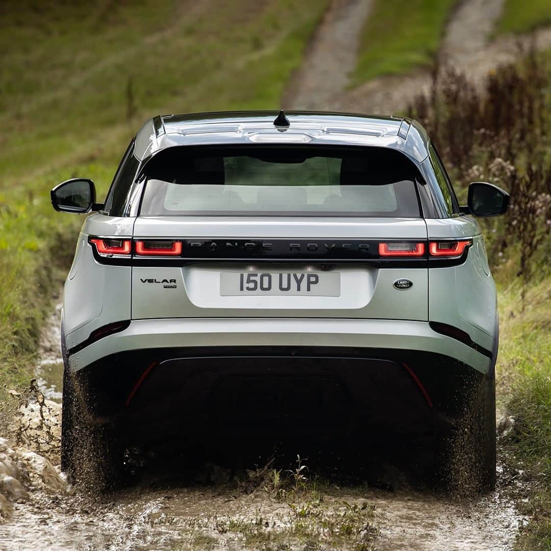 Land Roverさんのインスタグラム写真 - (Land RoverInstagram)「Calm on the inside and composed on the outside. The new #RangeRover #Velar is equipped with a range of advanced technologies to deliver class-leading capability off-road. Tap the link in our bio to learn more. #PHEV #MHEV #HybridElectricVehicle #HybridSUV #LuxurySUV #4x4 #Carsofinstagram #Technology #Design」9月28日 0時00分 - landrover