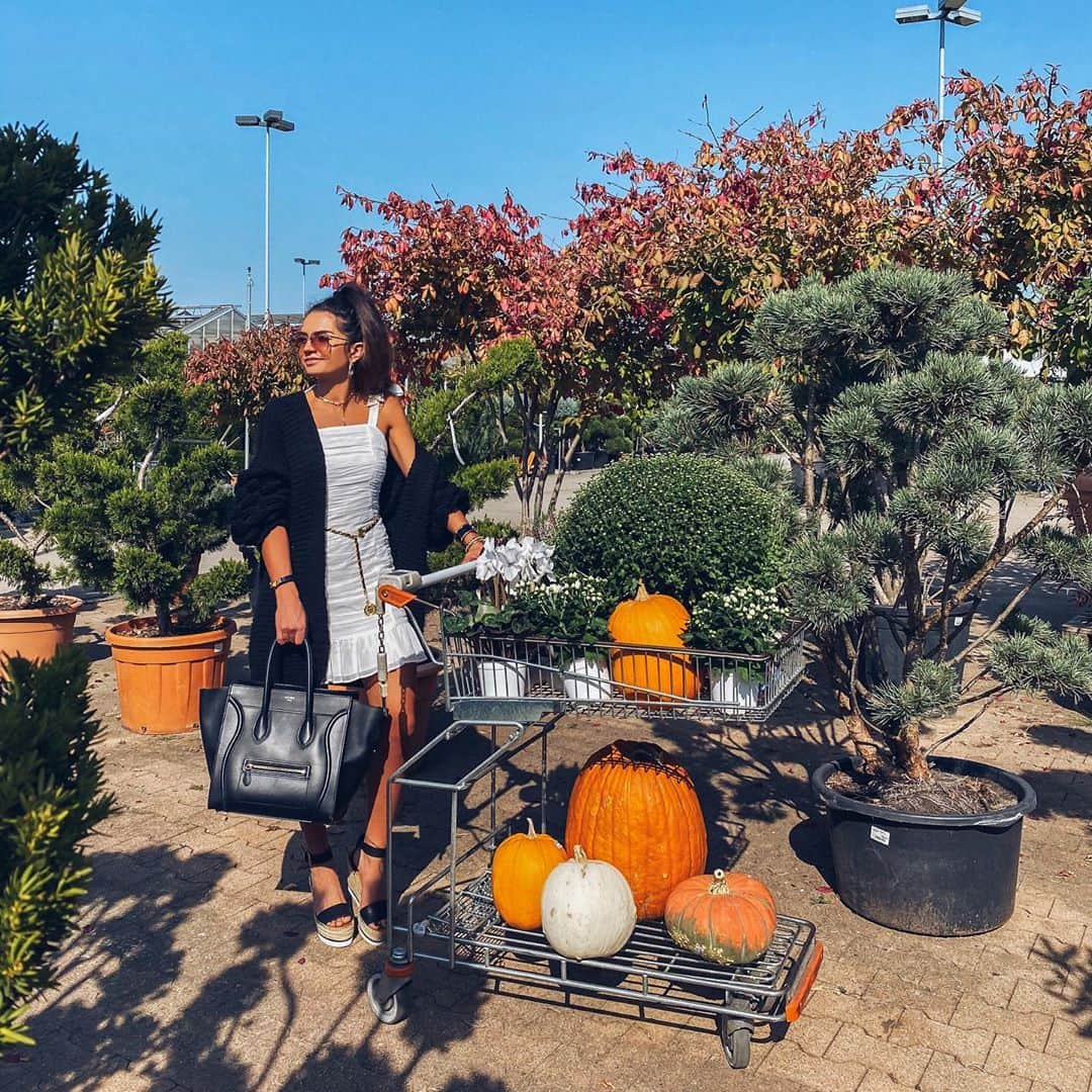 Anniのインスタグラム：「„September/October are my excuses for pumpkin everything ....“ 🤷🏻‍♀️🎃🍂🍁❤️✨ #fallvibes {habt ihr auch schon herbstlich dekoriert?} PS: in meiner Story findet ihr heute ein Gewinnspiel {🎁} [outfit on my Blog]——————————————————————————— • • • • •  #outfit #fashion #fashionblogger #ootd #fashionblogger_de #blogger #inspiration #inspo #girl #me #look #ig #kissinfashion #americanstyle #stuttgart #liketkit #germany #naturelover #fall #herbst #pumkins #halloween」