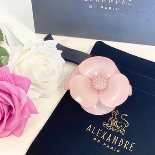 アレクサンドル ドゥ パリさんのインスタグラム写真 - (アレクサンドル ドゥ パリInstagram)「Um domingo repleto de flores pra você 🌸  #alexandredeparis #camelia #flores #fivela #flowers #sunday #acessorio」9月28日 0時06分 - alexandredeparisbrasil