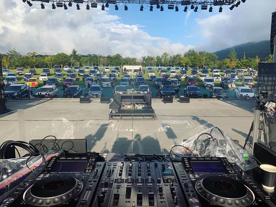 川辺ヒロシのインスタグラム：「今日は山中湖でDRIVE-IN LIVE PARKEDでDJ！ 初めての光景！ 凄く良いイベントでしたよー 雨降ってもすぐ車に避難出来たり、パッシングでコール&レスポンスとか面白かった」