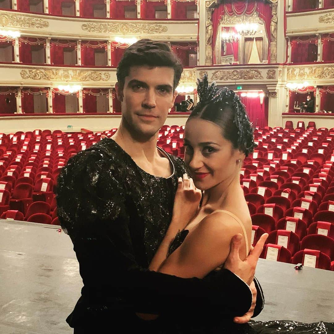 ロベルト・ボッレさんのインスタグラム写真 - (ロベルト・ボッレInstagram)「Sunday morning @teatroallascala  ....giusto per non farsi mancare nulla....😅 @nicolettamanni @ermeneleutico @virnatoppi ❤️」9月28日 0時12分 - robertobolle