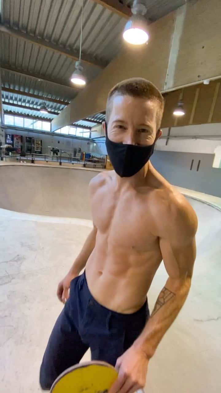 ショーン・ホワイトのインスタグラム：「Found a skate park 🙏🏻」