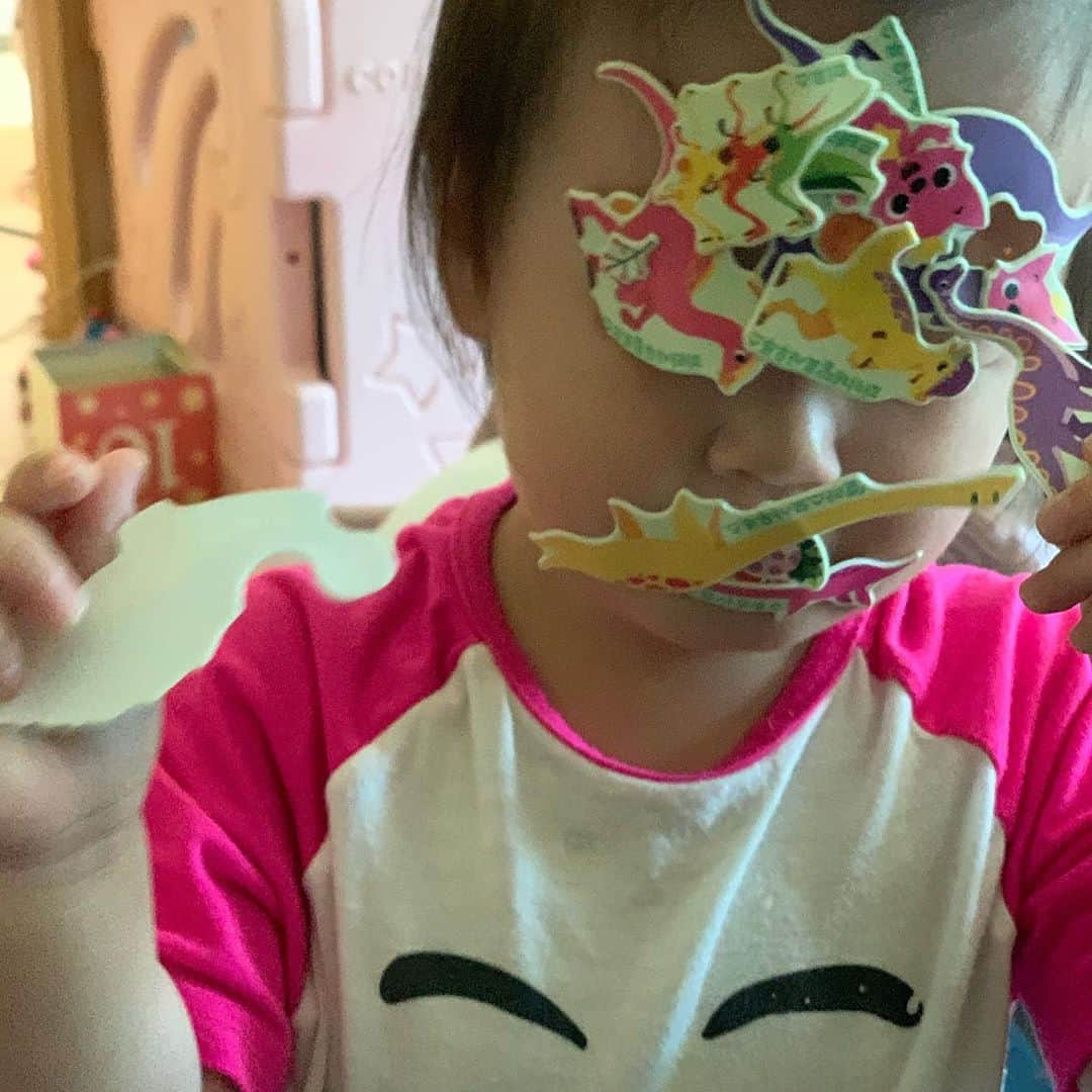 シン・ジスのインスタグラム：「내 말을 제일 안들으면서 내 말만 제일 잘 듣는 아이 🧏🏻‍♀️」
