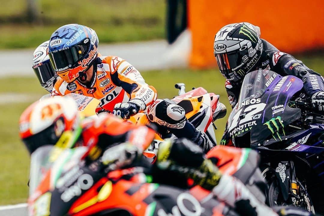 レプソル・ホンダのインスタグラム：「The first one is always close 🥵 ⠀⠀⠀⠀⠀⠀⠀⠀⠀ #CatalanGP」