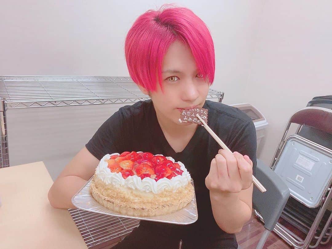 宏一さんのインスタグラム写真 - (宏一Instagram)「2020年の宏一BDケーキは！ 俺が食べる前に愛しのりゅさんに先に食べられちゃいました笑 これも良い思い出。 来年も楽しみだね！」9月28日 0時15分 - koichikuun