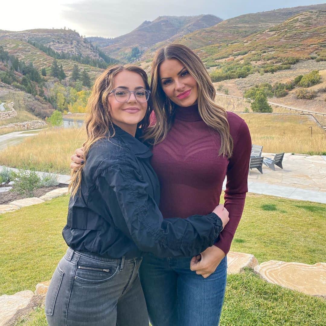 ミッチェル・マネーのインスタグラム：「My daughter, Brielle. She’s a fighter. She is brave.  She is driven. She is smart. She’s a survivor. She is funny and witty. She is mentally tough with a tender soul. She is weird and laughs at her own jokes. She makes everyone’s day more bright but can cut you to the core with her eyes when she’s mad. She’s a force. She is so much like me it’s scary. I am honored she is mine. I am more grateful for her today than I ever have been. She is growing up to be such an incredible human and I don’t know what I did to deserve her. Anyone who is lucky enough to know her is better for it. She is everything a mother could hope for and more. I love you so much Brielle. Thank you for bringing so much magic into my life!  Happy #nationaldaughtersday #onedaylate 🤪 @briellemoney」