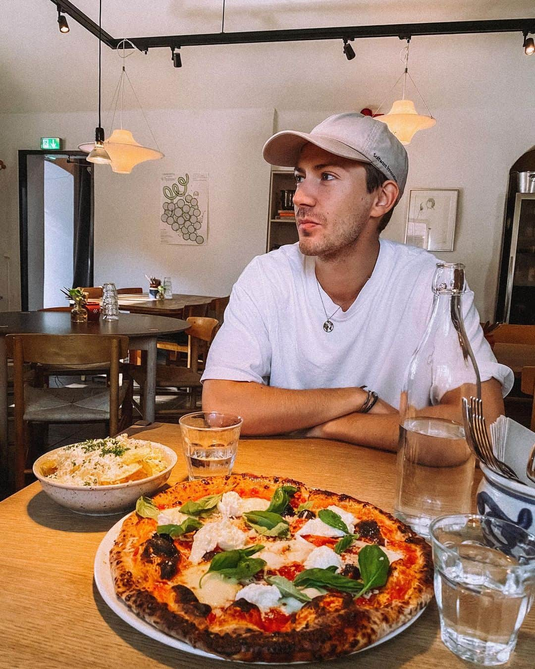 オスカー・オリー・モランダーさんのインスタグラム写真 - (オスカー・オリー・モランダーInstagram)「Pizza-söndag är ju sen gammalt🍕 @kavallerietcafe」9月28日 0時30分 - ollymolander