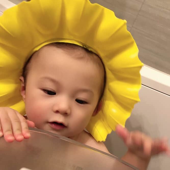 世手子さんのインスタグラム写真 - (世手子Instagram)「There are monsters like sunflowers in my house🌻🦁 I'm glad he had a shampoo hat because he rub his eyes immediately👀 The finish is moisturized with Minon by parents and children(*☻-☻*) https://item.woomy.me/c/183739 @hidermetitia  #シャンプーハット 使ったよ（＾ω＾） まるで #ひまわり みたいw よく目を擦っちゃうのであってよかった( ◠‿◠ ) 2020/08/01 HIDERMEというブランドからから販売(*^^*) 全色4色あるから家族で使えるね♪( ´θ｀) ストーリーズにURLを張ったから見てね！ 仕上げは #塗るミノン で親子保湿(*^▽^*) #シャンプーハットデビュー  #bcg w #bcg跡  #生後9ヶ月  #9months  #9monthsold  #9monthsbaby  #ミノン #全身保湿ミルク #ボディケア」9月28日 0時44分 - rojide