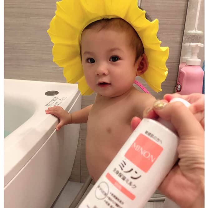 世手子さんのインスタグラム写真 - (世手子Instagram)「There are monsters like sunflowers in my house🌻🦁 I'm glad he had a shampoo hat because he rub his eyes immediately👀 The finish is moisturized with Minon by parents and children(*☻-☻*) https://item.woomy.me/c/183739 @hidermetitia  #シャンプーハット 使ったよ（＾ω＾） まるで #ひまわり みたいw よく目を擦っちゃうのであってよかった( ◠‿◠ ) 2020/08/01 HIDERMEというブランドからから販売(*^^*) 全色4色あるから家族で使えるね♪( ´θ｀) ストーリーズにURLを張ったから見てね！ 仕上げは #塗るミノン で親子保湿(*^▽^*) #シャンプーハットデビュー  #bcg w #bcg跡  #生後9ヶ月  #9months  #9monthsold  #9monthsbaby  #ミノン #全身保湿ミルク #ボディケア」9月28日 0時44分 - rojide