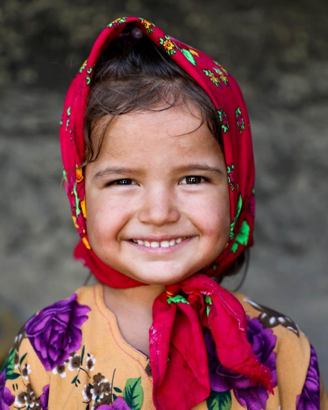 unicefさんのインスタグラム写真 - (unicefInstagram)「Six-year-old Shamsia smiles for the camera at a UNICEF-supported camp for internally displaced children in Afghanistan. Together, let’s reimagine a better and fairer world #ForEveryChild. © UNICEF/UNI367276/Fazel」9月28日 0時45分 - unicef