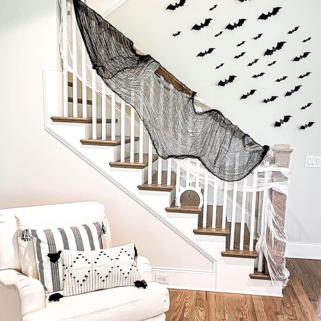 Elle Fowlerのインスタグラム：「Loving my Halloween and Fall decor - nothing is more cozy! I posted a video on this, link in stories! 🖤🖤」