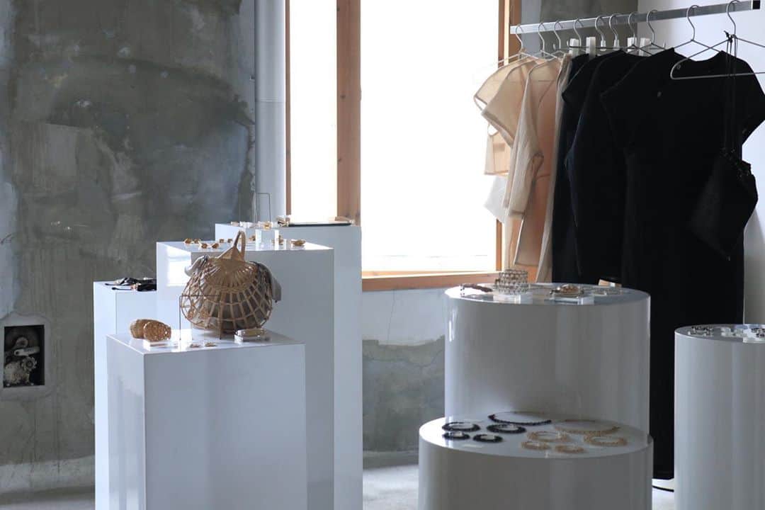 naoko tawaraのインスタグラム：「SIRI SIRI Popup shop in Osaka 無事に終了しました。 広報や運営でお手伝いさせていただきましたがとても楽しい時間となり、あっという間に終わってしました。深井さん、高橋さん、大槻さん、おさかなさん、お疲れさまでした。 そして遊びに来てくれたみなさま、ありがとうございました。 美しいSIRI SIRIさんのジュエリーに囲まれ、たくさんの方にご来店いただき幸福感に満たされております。 久々にお会いできた方も多く、新しい出会いもたくさんあり、はやくまたSIRISIRIチームに会いたい、、、◎ SIRISIRIさんのジュエリーは繊細な職人さんの技術を纏うことができ、なにかあっても修理のご相談もできるので、生涯ものだなぁと思います。わたしのSiriSiriは大事に使っていつか娘にあげたい。 久々の立ち仕事で足が棒です。 みなさんおつかれさまでした。  #sirisiri #丼池繊維会館」