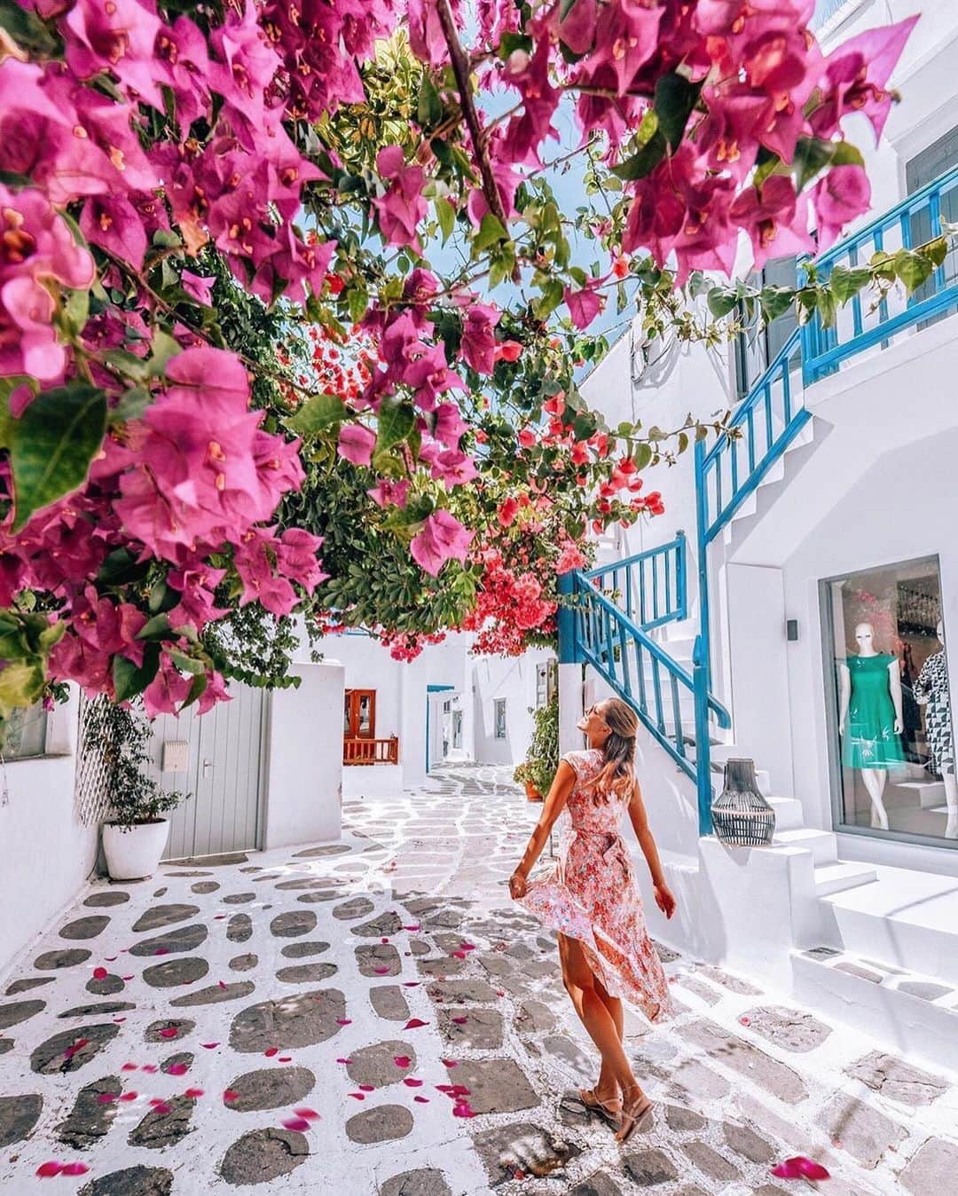 Izkizのインスタグラム：「Streets of Mykonos 🌸 Have you travelled this year? If so, where did you go?」