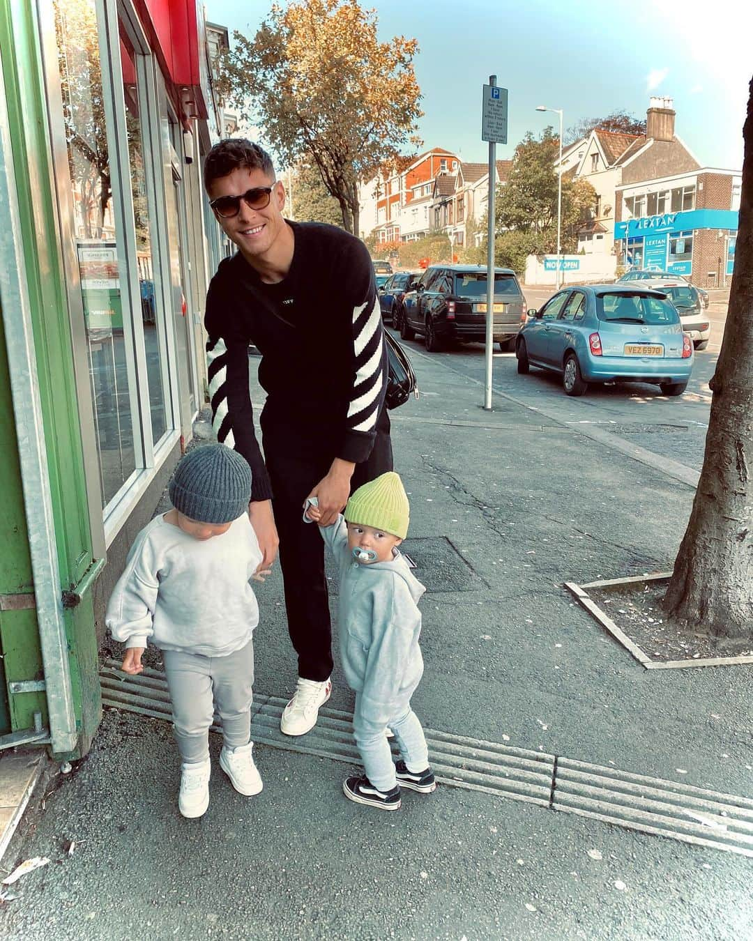 クリストファー・ピーターソンのインスタグラム：「Sunday off with the family before lockdown.. Vill inte höra någon klaga hemifrån änna!」