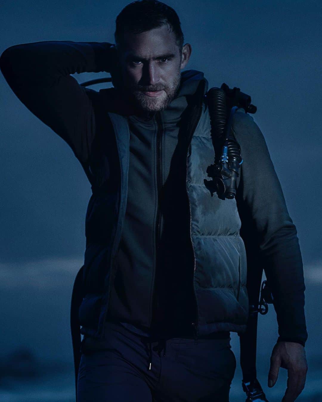オールバーブラウンのインスタグラム：「Shop our #Shark collection for technical layers, outerwear & swimwear in enduring designs to energise your look. Discover the collection via the link in our bio or tap to shop the look. ⤴️ #OrlebarBrown #OBsAroundTheWorld #DoseOfSun」