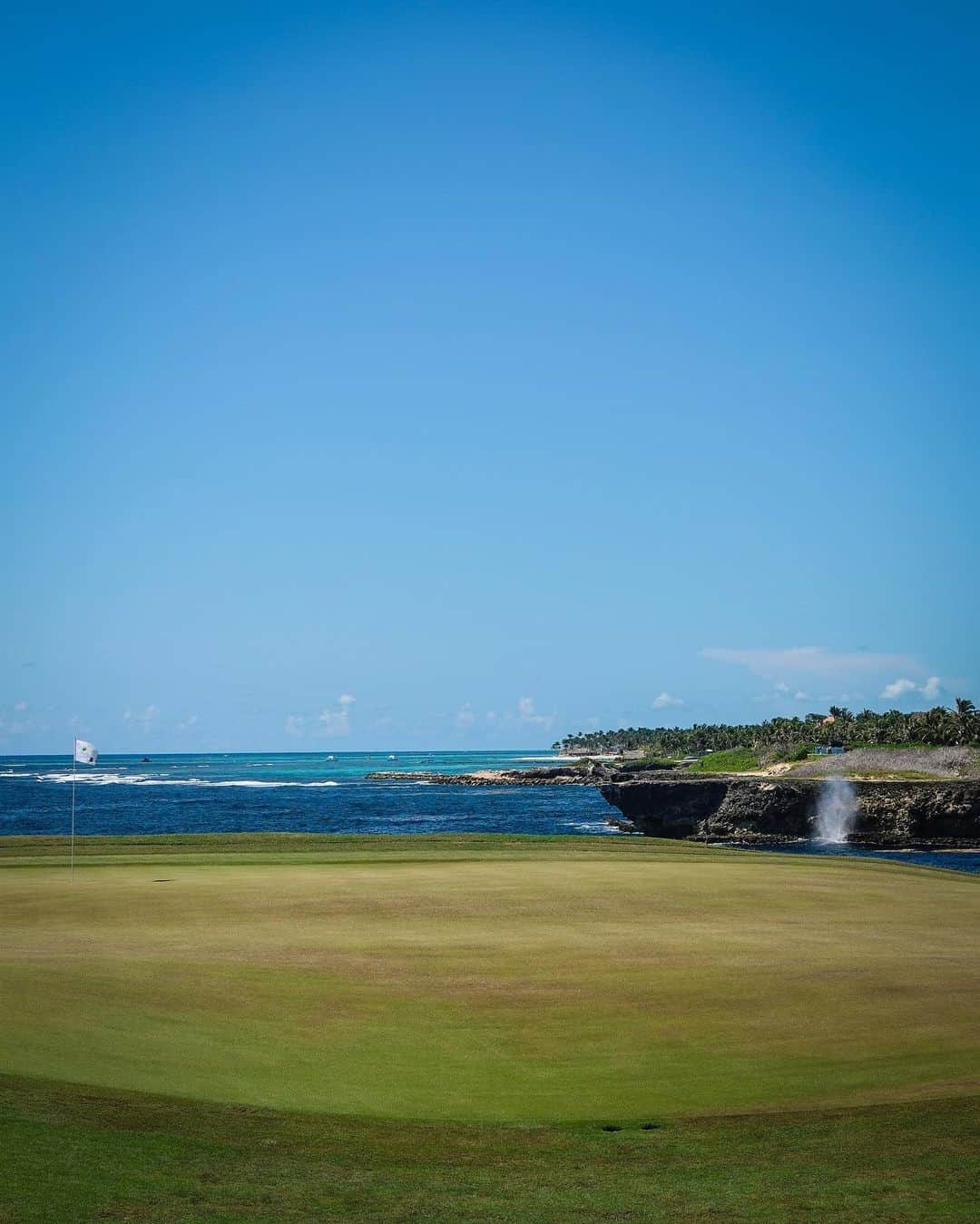 PGA TOURさんのインスタグラム写真 - (PGA TOURInstagram)「Ocean golf. 🌊🏌🏻‍♂️」9月28日 1時03分 - pgatour