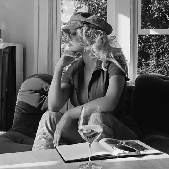 パメラ・アンダーソンのインスタグラム：「Where am I? 🌸」
