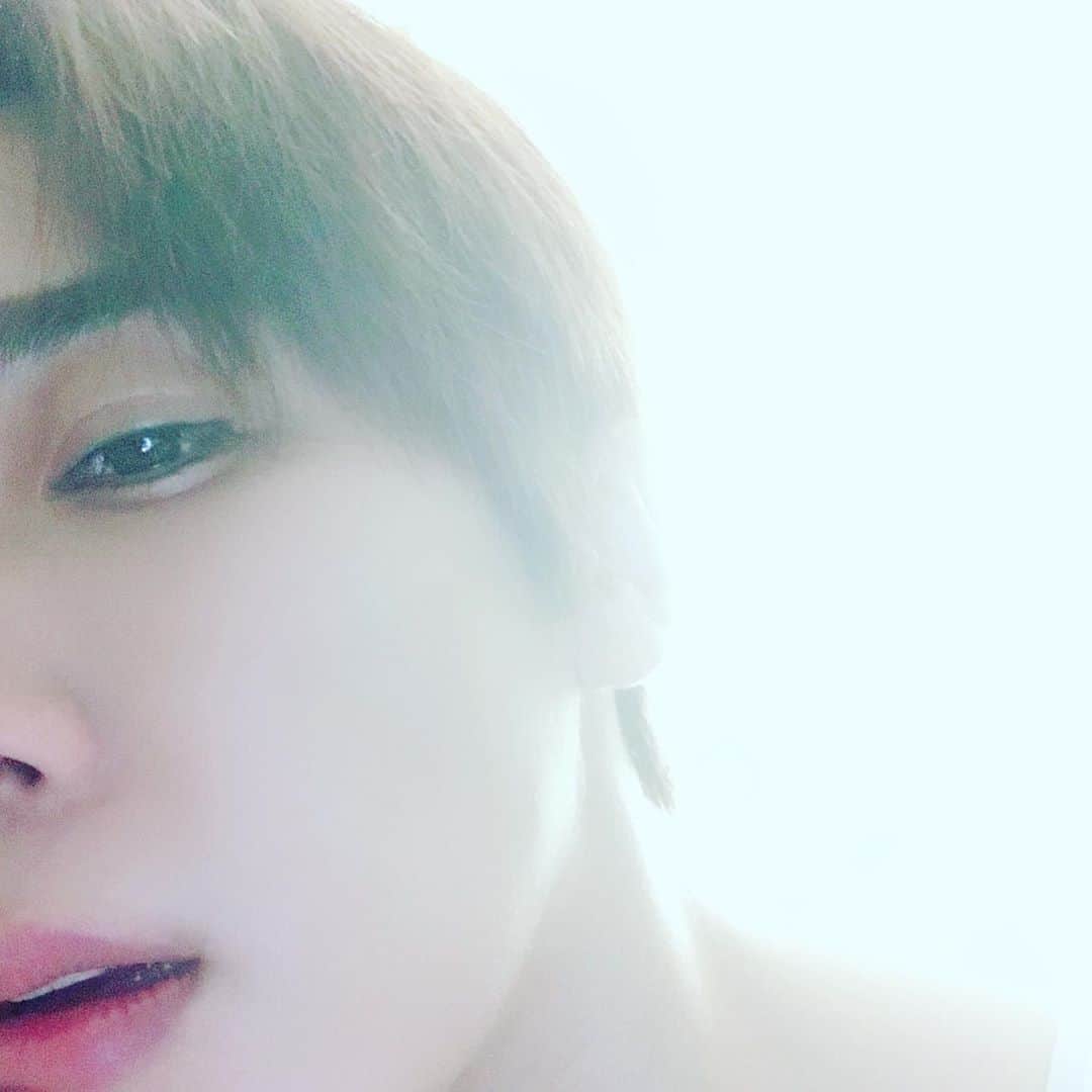 パク・ジョンミンのインスタグラム：「올해의 시작, 그때부터 기르던 머리를 잘랐다.  올해가 멈춰버린줄 알았는데 멈추라고 했던것은 나였나보다.  상처는 항상 아물기전에  다시 다치게되니까 방법은 없지만  이제 그 패턴에도 적응하려고  노력하고 있으니까...!  힘내서 앞으로 더 능동적인 내가 되길바라며 내 사람들에게 언제나 감사하며.... 잘자요....!」