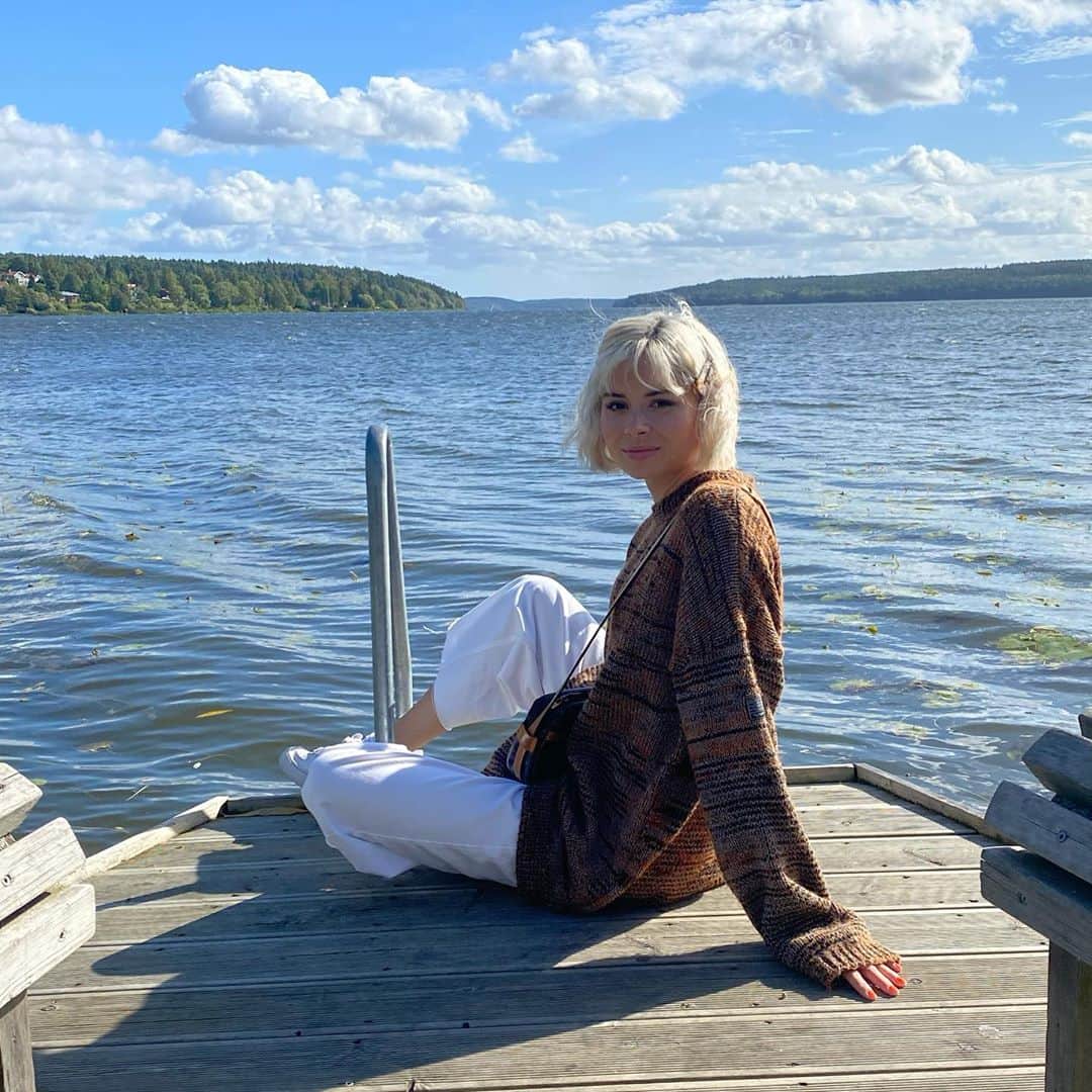 ニーナ・ネスビットのインスタグラム：「a big sweden dump. excited to let you all know NN3 is really coming together. I’m so proud of the music so far and wish I could just leak it all. I think it’s the best yet and hope you all do too. the past two weeks have been exciting, emotional and kinda exhausting considering it was my first time back in a studio since march (!!!) lol but definitely feel like I’ve remembered how to sing and write a song again. the anxiety has been very very real lol. but it was important to push through it and it’s great to feel like I have a purpose again. I am very lucky to have music in my life. if anyone else is feeling a bit weird or down right now I just wanna remind you to be kind to yourself and that it will get better🌻 oh and I documented my trip on an old film video camera... I’m so edgy and may share soon」