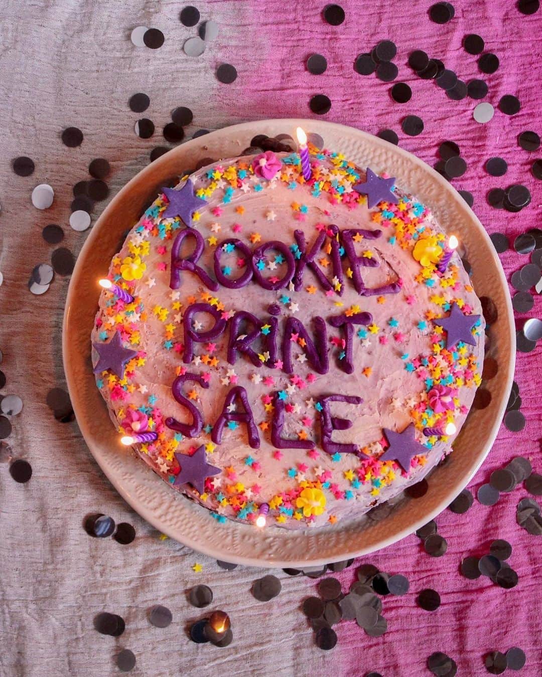 タヴィ・ゲヴィンソンのインスタグラム：「@lunareycano made this cake to celebrate the Rookie Print Sale 🥺 which is on thru this Wednesday 🎂⁣ ⁣ Link in bio to buy art by 27 artists you know and 💗 from @rookiemag, including Luna! There are even stickers of her cakes!!!! ⁣ All proceeds go to @movementvoterproject to support on-the-ground organizers who are turning out voters this November 🗳⁣ ⁣ #RookiePrintSale 🍰」