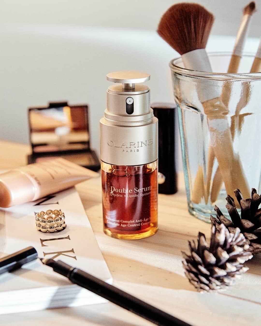 ClarinsUKさんのインスタグラム写真 - (ClarinsUKInstagram)「Get ready for the new week ahead with all your favourite products 💫  Double Serum restores radiance and evenness to the skin so you can take on the day with confidence ❤️  What are the essentials in your morning routine? 👇🏼  📸 image via @deliadlorenzo #DoubleSerum #Clarins」9月28日 1時01分 - clarinsuk