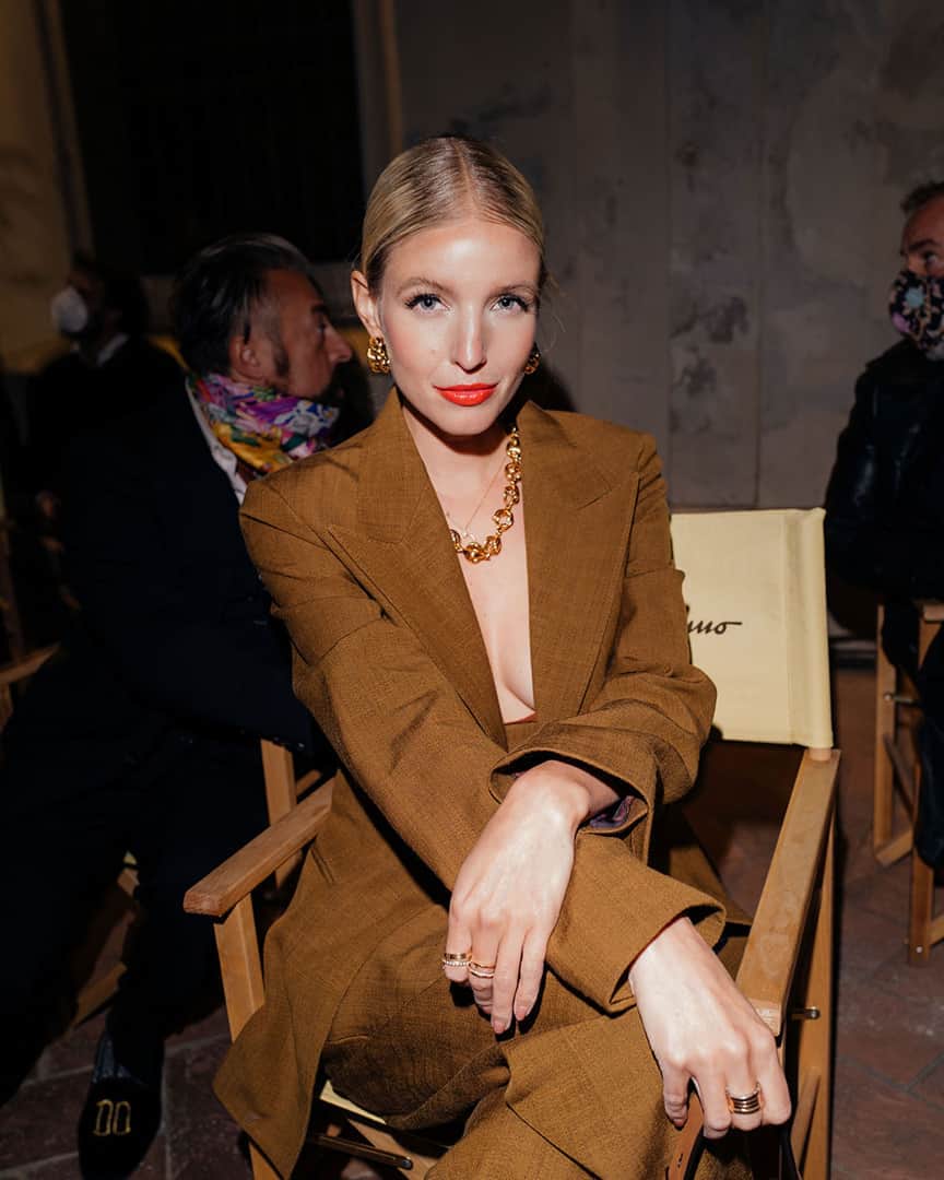 サルヴァトーレ・フェラガモのインスタグラム：「Leonie Hanne is stunning in a chic amber suit ensemble at the Salvatore Ferragamo Spring/Summer 2021 show. #FerragamoSS21」