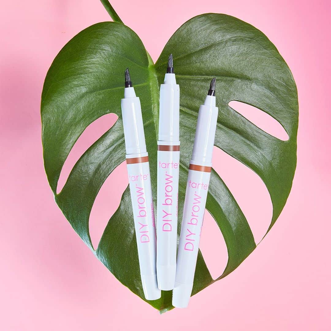 Tarte Cosmeticsさんのインスタグラム写真 - (Tarte CosmeticsInstagram)「INTRODUCING a revolution in brow definition: our NEW #vegan DIY brow™ detailing pen is available NOW on tarte.com‼️ This newest addition to our big ego™ brow fam is a total must-have to EASILY brush on EFFORTLESS, fluffy-looking brows. This detailing pen features an microblading brush tip that mimics the look of REAL HAIR so you can build brows in SECONDS. 🖊 24-hr waterproof, sweatproof AND smudge-proof wear 🖊 tea tree oil & vitamin E condition brow hair 🌿 🖊 (460!!!) multi-length bristles fill in sparse areas so brows look fuller 🖊 comes with spoolie to tame brows 🖊 3 shades: taupe, medium brown & dark brown  SWIPE to see the amazing B&A’s 👉 #BigEgoBrows #crueltyfree #vegan #rethinknatural」9月28日 1時06分 - tartecosmetics