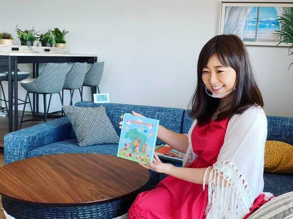 金谷有希子さんのインスタグラム写真 - (金谷有希子Instagram)「. .【湘南佐島をジャック！】 .神奈川県のアンバサダーが大集合❣️マゼランのエントランスに飾られたフォトスポットでみんなで写真を撮りました😊食・運動・社会参加のプロ達が大集合です✨ . 私も麹の専門家・鈴木ひろみさんの講座を受講したりしました。国菌・麹食べたら本当元気でましたよ。先日の未病女子会のトークショーでも、家でパン焼くママって素敵だけど、家で麹作れちゃうママって超素敵💖っと、盛り上がりました✨ . 私は社会参加分野を担当。この数年、人との繋がりで健康に生きる(未病改善)ということをPRさせてもらっています。 . 今回は拙著「どうぶつえんへいこう」など子供達に絵本の読み聞かせを行いました。ちなみに、、！Jアナーズ・ママアナーズ®️からは来月もまた一冊出ます💖恐れ多いことに、、超著名人の方とのコラボです✨お楽しみに〜👍 . なかなか家で子供達に読み聞かせしている写真とかないので、カメラマンさんも綺麗に撮影してもらえ嬉しいですね。思い出に残ります。ただうちの子は本番爆睡しちゃっていましたが😂残念〜笑 . . #神奈川県 #神奈川 #神奈川mebyoアンバサダー #アンバサダー #mebyoスタイル #神奈川県庁 #マゼラン湘南佐島 #未病 #ママアナウンサー」9月28日 1時06分 - kanatani_yukiko