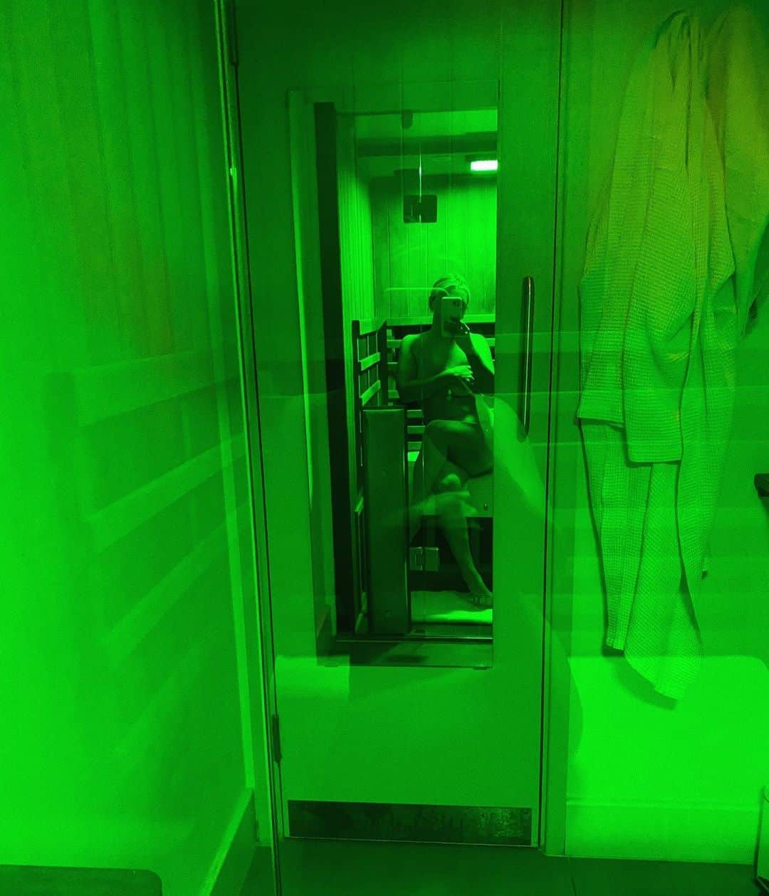 Estée Lalondeのインスタグラム：「Sweating @glowbarldn {*gift} 💚」