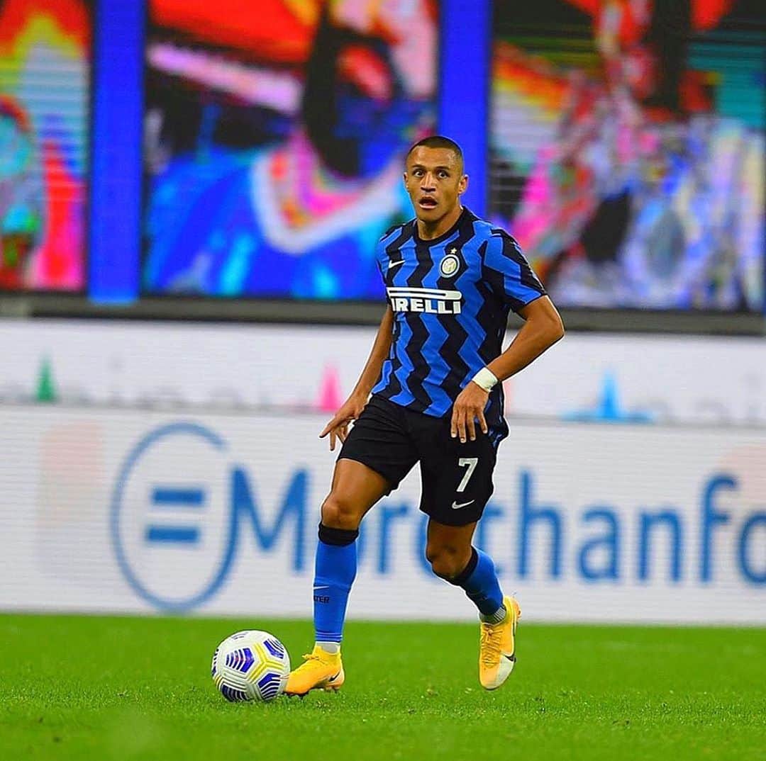 アレクシス・サンチェスのインスタグラム：「⚫️🔵 @inter」