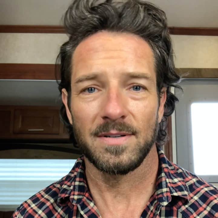 イアン・ボーエンのインスタグラム：「@stjude cures kids with cancer. No bills, for anything, ever. It’s that simple.  Please help. Link in bio #forSt.Jude」