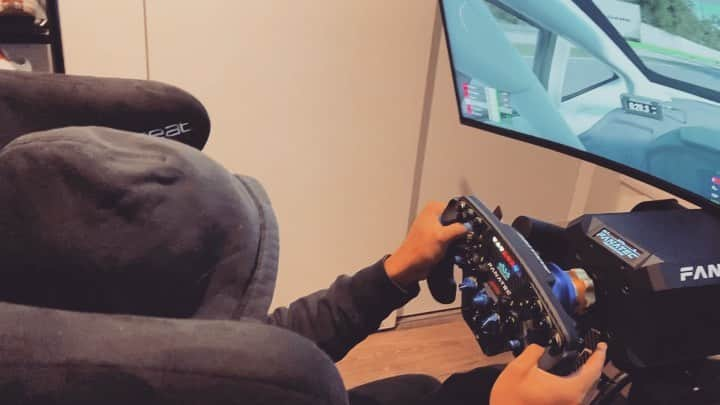 フローラン・アモディオのインスタグラム：「🏎💨 —— #assettocorsa 🚗 #samsung 📲 #simracing ⚙️ #fanatec ⚙️ #playseat 🪑 #🎮」