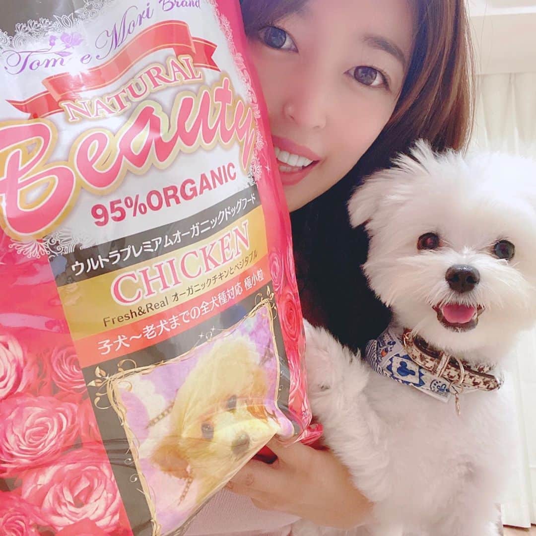 のインスタグラム：「愛犬がプクプクしてきたので、体重コントロールに配慮した低カロリーのオーガニックドッグフードを取り寄せてみました！  ウルトラプレミアム９５％オーガニックドッグフード🐶 オーガニックチキン＆有機野菜 アメリカのオーガニック認証＝米国農務省ＵＳＤＡ取得で ヨーロッパのオーガニック認証＝ＥＣＯＣＥＲＴ取得 オーガニック認証をダブル取得した世界品質を保証されたドッグフードです✨✨  消化がよく、大切な栄養をしっかりと吸収できるよう、2種類の植物発酵乳酸菌を使用されているとのこと！！ さらに動物性タンパク質である生肉を、水にもサッと溶ける超微粒子のパウダーに分解していて しっかりとタンパク質が吸収されてアレルギーの原因になる不純物が体内に残らないというこだわりっぷり❣️🥰🐶  中のフードは、使いやすい200g小袋となっています。外出や旅行にも便利で早速重宝していますよっ  #ペットサロンエムズ #オーガニックドッグフード #ドッグフード #犬の健康 #犬ごはん #いぬごはん #今日のワンコ #小型犬用 #pr」