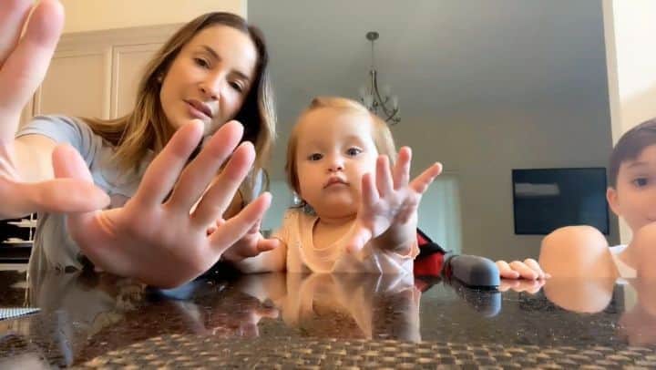 Claudia Leitteのインスタグラム：「Aqui em casa já tá todo mundo craque no movimento para-brisa! 🤩 Bora DESEMBAÇAR?   Ouça #Desembaça nas plataformas digitais! Link na bio.」