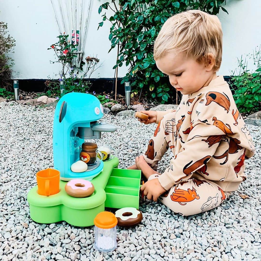 Skip Hopさんのインスタグラム写真 - (Skip HopInstagram)「But first, coffee! ☕ Loaded with a whole “latte” fun, little ones will love to make and serve yummy treats like a real barista with this doggone cute set!   📸: @challanos  #coffeemaker #pretendplay #skiphop」9月28日 1時36分 - skiphop