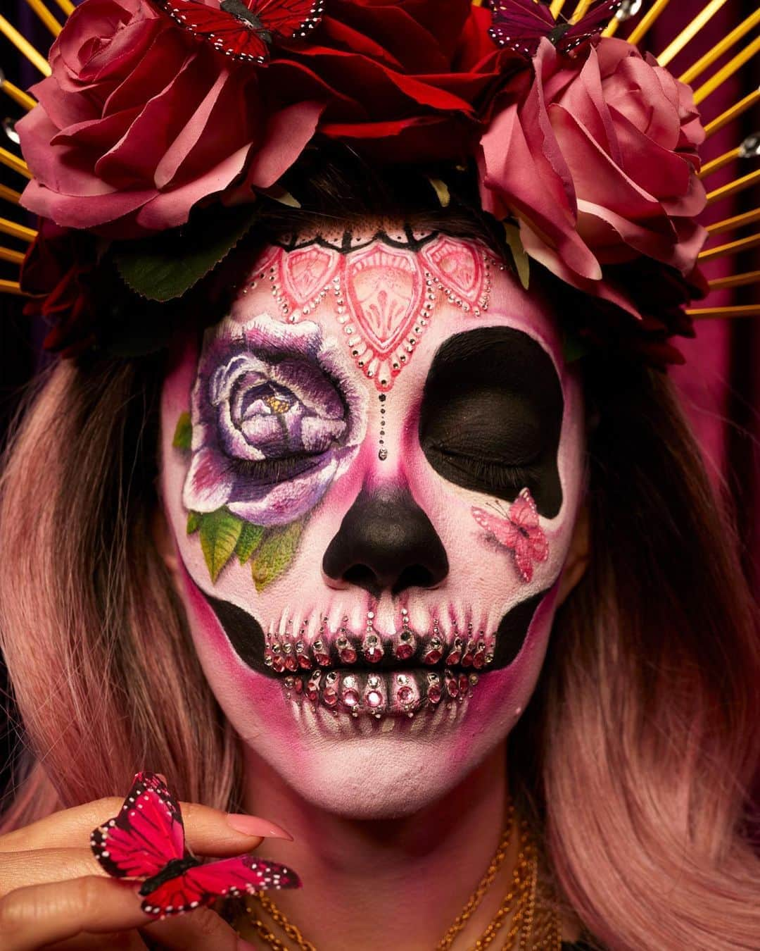 NYX Cosmeticsさんのインスタグラム写真 - (NYX CosmeticsInstagram)「Conoce a las Muñecas: La Catrina 🌸 Belleza que florece más allá de la tumba. 💀 Maquillaje de ilusión por @mimles - Meet the Dolls: La Catrina 🌸 Beauty thriving beyond the grave.💀 Illusion makeup by the wildly talented Mimi Choi 😘 @mimles - Más que maquillaje, la historia de Día de los Muertos es profunda. ¡Esta festividad es celebrada por millones de personas en todo el mundo, incluido el 30% de las personas que viven en los EE. UU.! Manténganse al tanto para más cobertura sobre esta tradición de recordar a los seres queridos que se han ido a medida que presentamos a más artistas que crean looks de La Catrina y veamos más al fondo en el significado cultural detrás de la celebración. - More than makeup, the history of Día de los Muertos runs deep. This holiday is celebrated by millions around the world including 30% of people living in the US! Stay tuned for more coverage on this lively tradition of remembering loved ones past as we feature more artists creating La Catrina looks and dive deeper into the cultural significance behind the holiday.」9月28日 7時03分 - nyxcosmetics