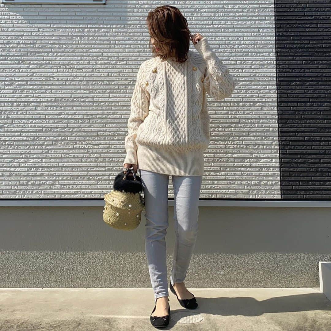 のインスタグラム：「おはよ🌞 最近歩いてないから肩凝りすごいやっぱり適度な運動はしないとね🚶‍♀️💦 ________________________ @romile_official  さんのかわいいざっくりにっと🐏🧶 goldボタンが可愛くてダミーじゃなく開くから首周りファンデ付かない💦 pants／#zara shoes／#gu pierce／#keimade ______________________________ #locari#mamagirl#大人カジュアル#着回しコーデ #ママコーデ#カジュアルコーデ#153cmコーデ#大人ファッション#アラフォーコーデ#codenate#ダイエット中 #おちびコーデ#オトナカジュアル#ママファッション #大人コーデ #低身長コーデ #きれいめカジュアル #ザラジョ#大人ファッション #シンプルコーデ #プチプラコーデ#ミディアムヘア#秋コーデ#デニムコーデ#ニットコーデ#romile #ロミール#秋服」