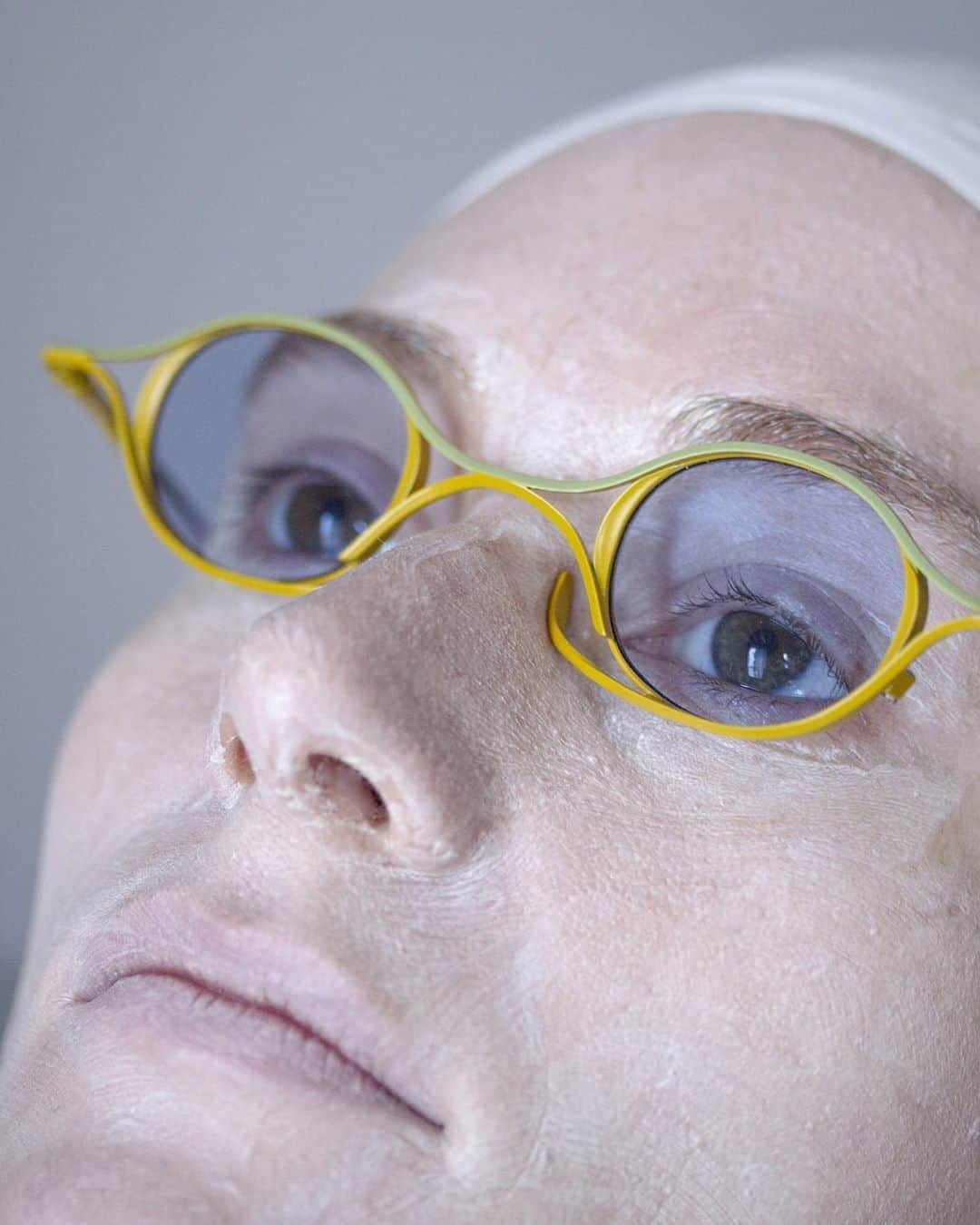 のインスタグラム：「#RIGARDS #RG2003 nominated for Silmo d'Or . Designed in the simplified shape of human eyes often seen in Cubism portraits, this lightweight stainless steel style — with its sculptural, infinity symbol-inspired structure; graceful nose pads that create a floating illusion; hand-painted dual-color contrasting; proprietary spring hinge system for comfort and aesthetic acuity, and flexible beta-titanium sun-clip — is an exploration of “less is more”, a small homage to modern abstract masters who saw the complex and reduced it to minimal forms. . #rigards #silmodor2020 #nonconformist #NaturalMaterials #SustainableEyewear #independenteyewear #ExperienceTheOriginal #HandmadeForYourFace」