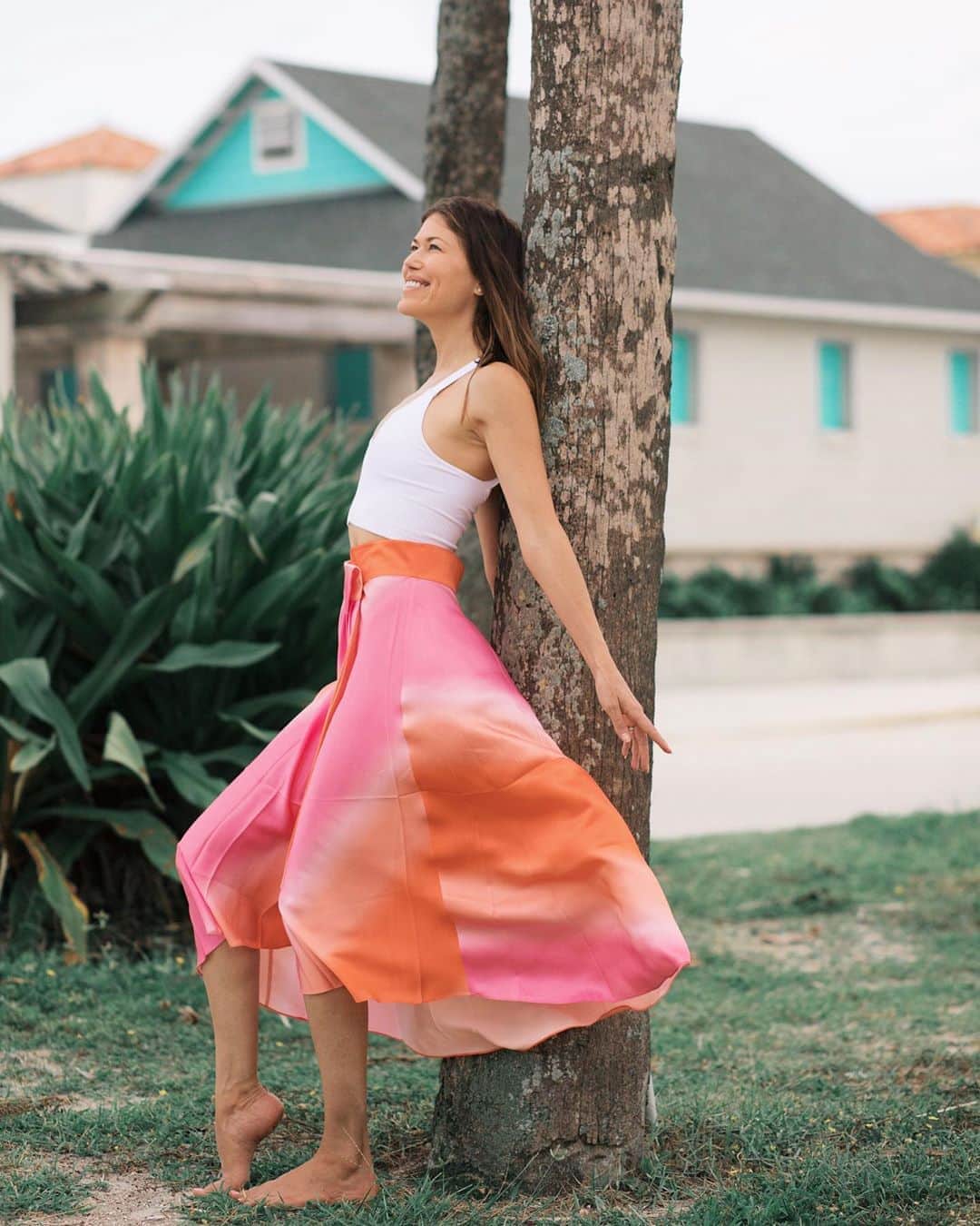 ダニジョーのインスタグラム：「Taking it all in 🧘🏻 @_amycommander_  in the Pink Orange Ombré Skirt #dannijogirls」