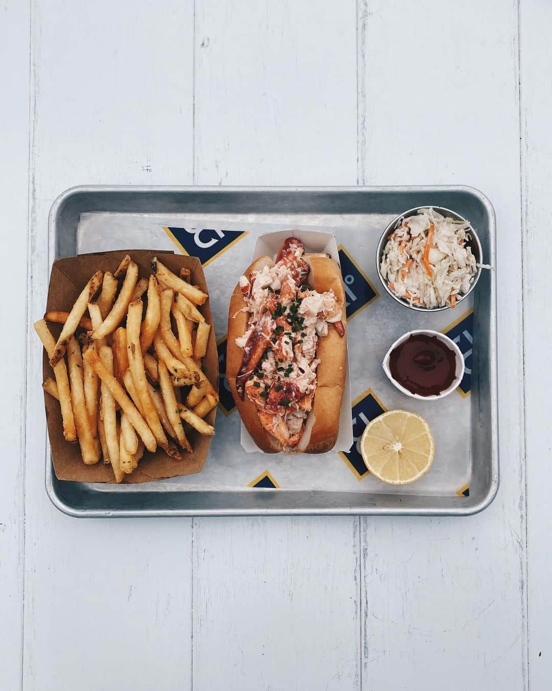 トッドスナイダーさんのインスタグラム写真 - (トッドスナイダーInstagram)「Lobster Roll Heaven 🦞🥖🤤 @theboathouseme 📷 @therealgemmanoakes #ToddSnyder #ToddSnyderTravels #sundayfunday #lobsterroll #mainelife #sundaybrunch」9月28日 1時52分 - toddsnyderny