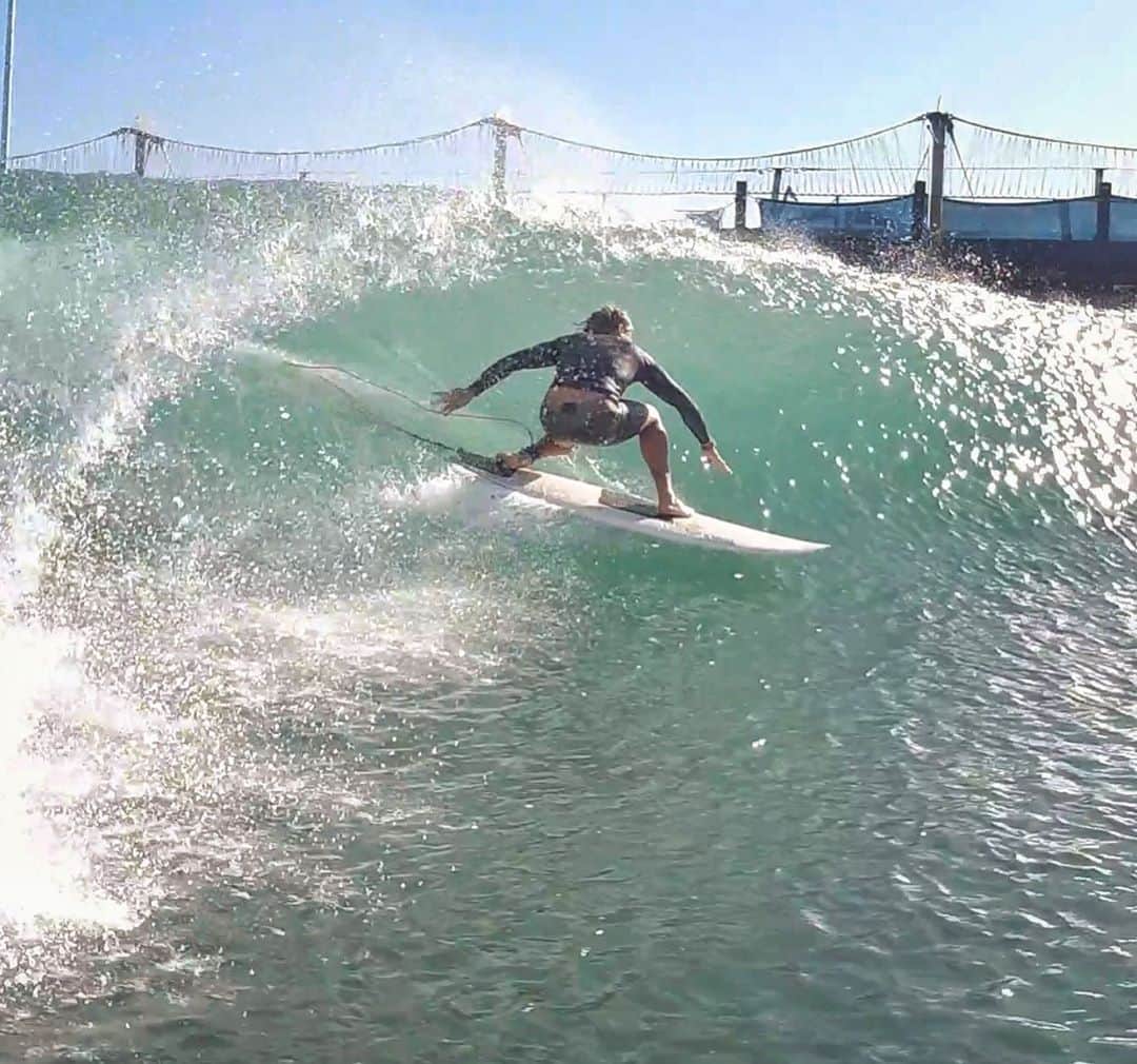 ケイシー・ネイスタットさんのインスタグラム写真 - (ケイシー・ネイスタットInstagram)「the greatest experience. much thanks to @josecuervotequila for bringing Candice and me out to the Surf Ranch, still buzzing from the day. Great to meet the #cuervo surf fam and ride that insanely perfect wave.」9月28日 1時52分 - caseyneistat