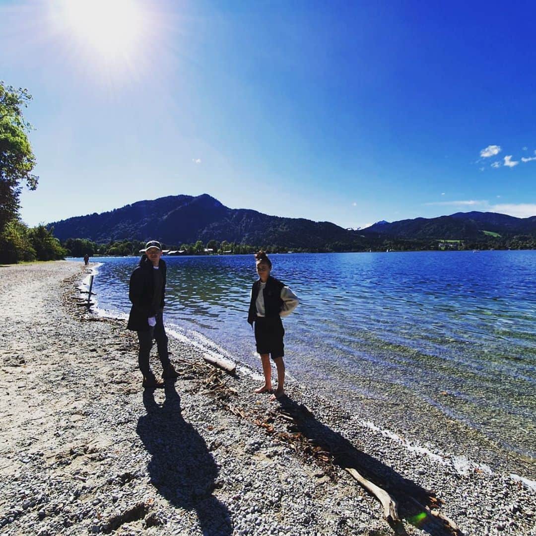 Lina Magullのインスタグラム：「A bissl Wasser, Sonne und Familie 💝 reicht. #sundayfunday #sieverlassenjetztbikinibottom」