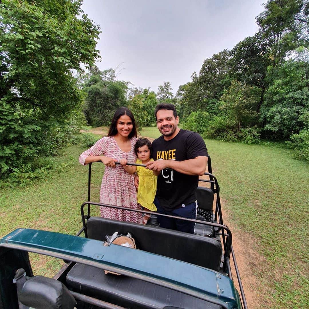 Gaurav Tanejaのインスタグラム：「Pench tiger reserve with the family.  . Love the outing with the ladies. #flyingbeast #fitmuscletv #rasbharikePapa #pench #nagpur #wildlife #forest #India」