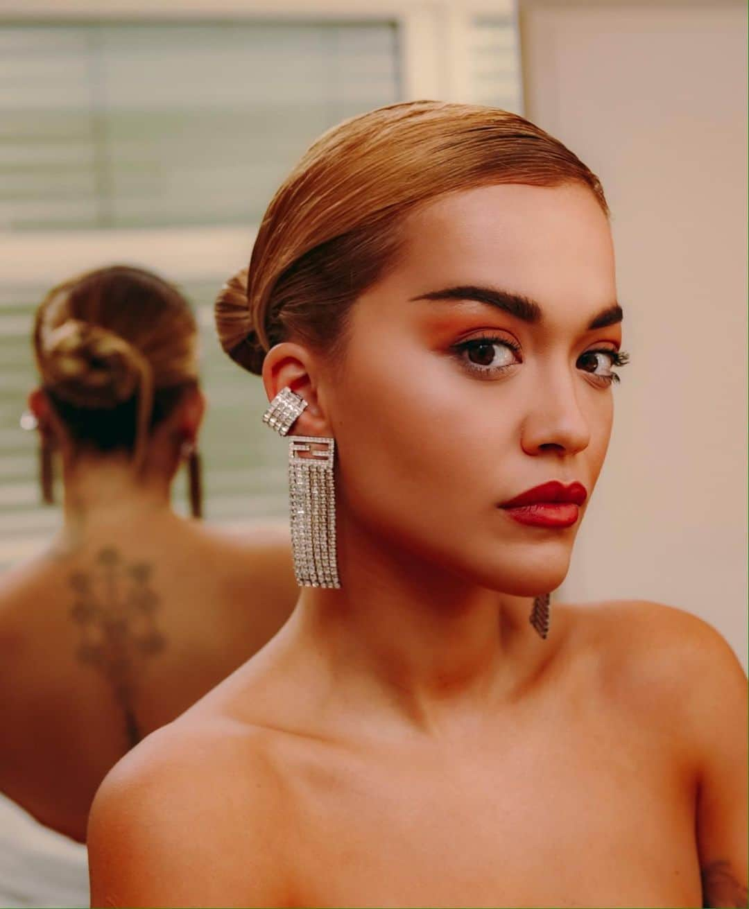 リタ・オラさんのインスタグラム写真 - (リタ・オラInstagram)「Sometimes all a girl needs is some jewels ✨✨✨」9月28日 2時01分 - ritaora