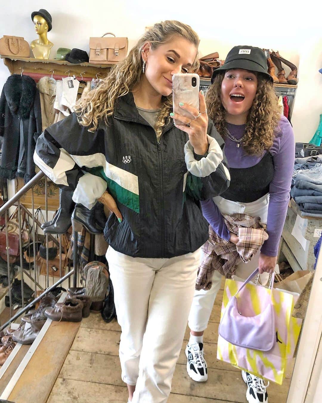 ラウラ・デ・ウィットのインスタグラム：「Treasure hunting 🧳」