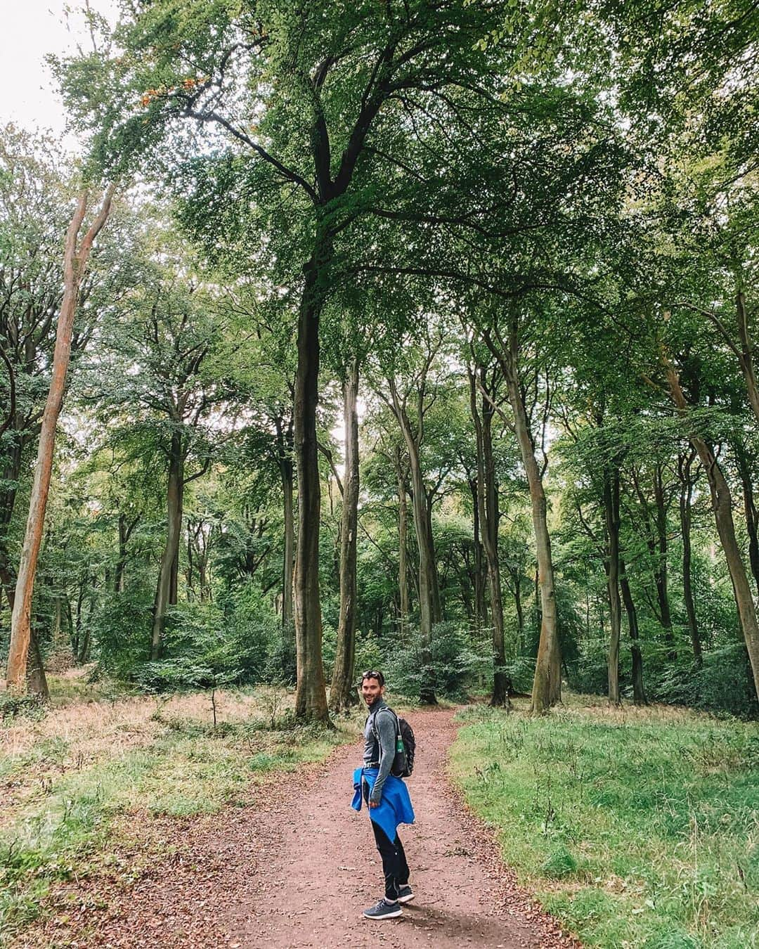 Zanna Van Dijkさんのインスタグラム写真 - (Zanna Van DijkInstagram)「📍Chiltern Hills, England 🏴󠁧󠁢󠁥󠁮󠁧󠁿 Another #seizethedaytrip adventure! Today we took on a cheeky 20km country walk through the beautiful Chiltern Hills, an area I’ve never explored before and DAMN it’s beautiful! Dense woodland, quaint villages, rolling hills and gorgeous views over the English countryside. Plus it’s only about an hour from London! ✨  We used a route from @alltrails which wound from Coombe Hill past Hampden House and looped back via Whiteleaf Cross. It was beautiful, quiet and long enough to give you a good workout! I will link it in my stories for you 🥰❤️ #chilternhills #chilterns #exploremore #getoutdoors #walking #countrywalk #hiking #hikingblogger」9月28日 2時24分 - zannavandijk